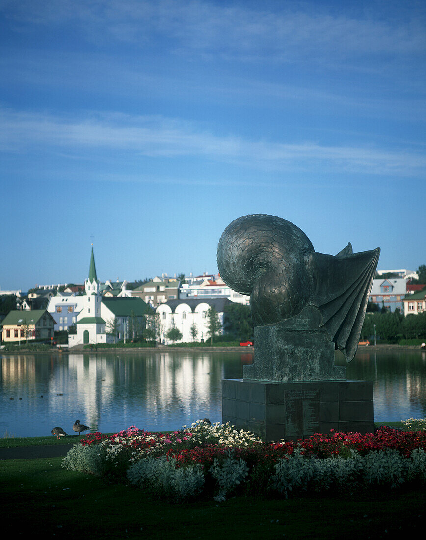 Tjornin (Teich) und moderne Statue, im Hintergrund die Altstadt