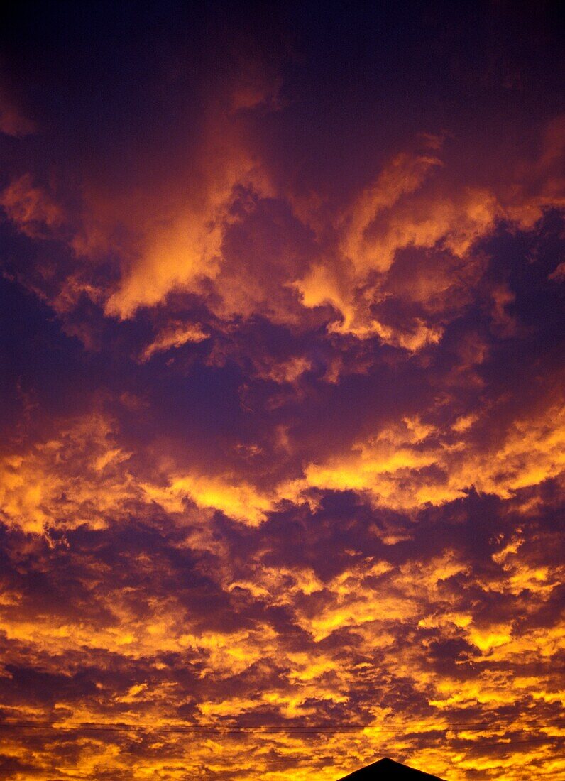 Malerische Wolkenlandschaft in der Morgendämmerung