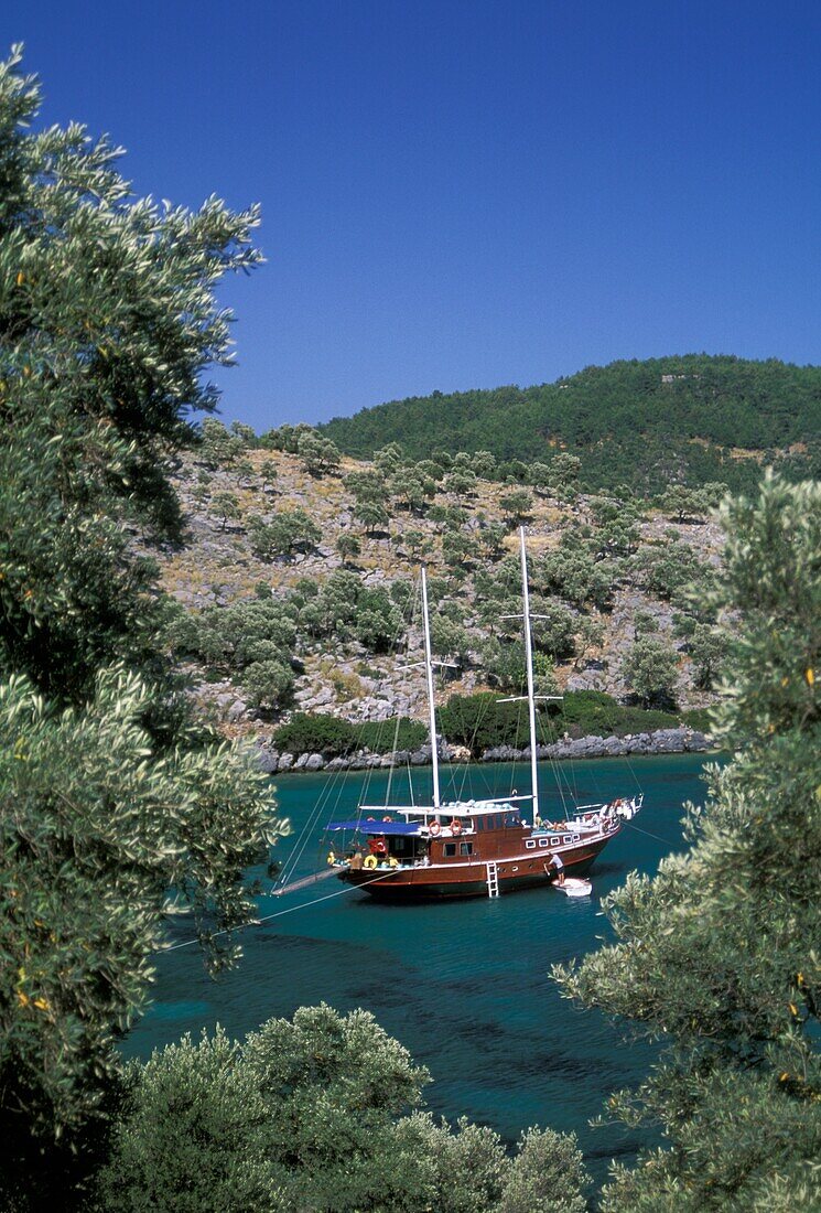 Gulet-Boot in Lagune vertäut