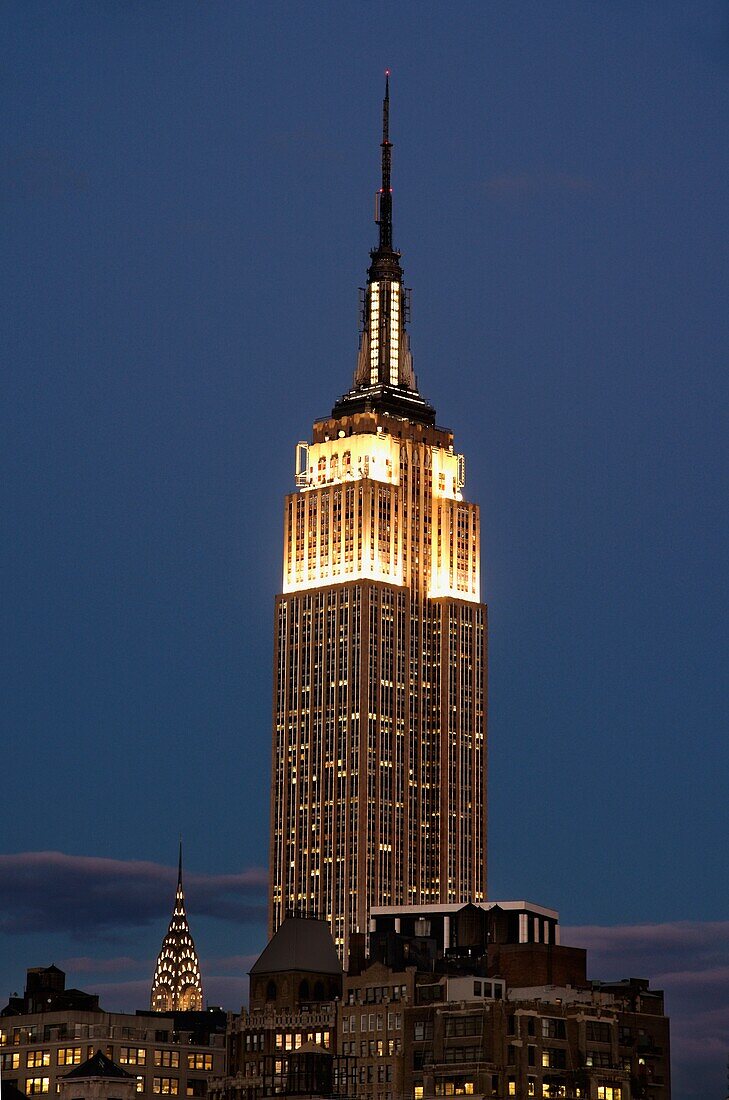 Das Empire State Building in Midtown Manhattan mit dem Chrysler Building im Hintergrund