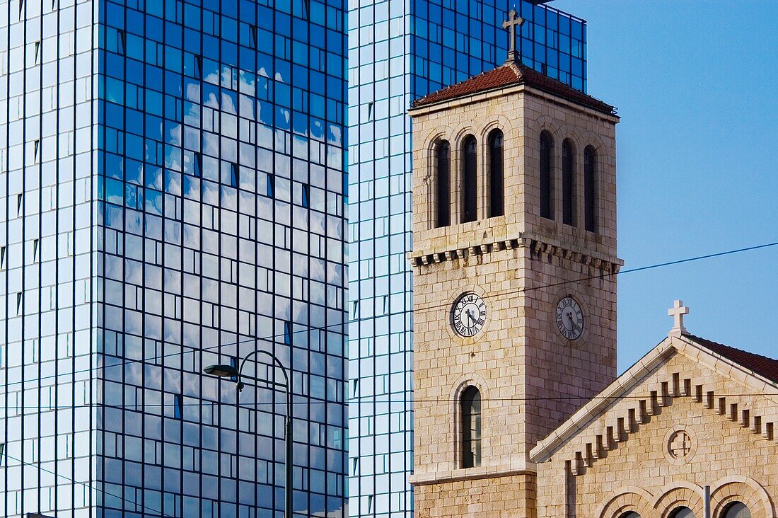 Bosnien, Sarajevo, Traditionelle Kirche und Glastürme, Kontrast