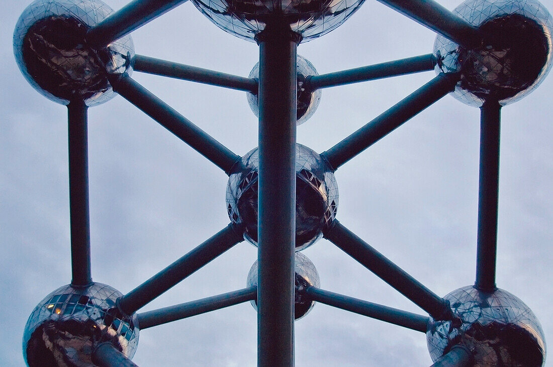 Atomium, Niedrigwinkelansicht, Brüssel, Belgien