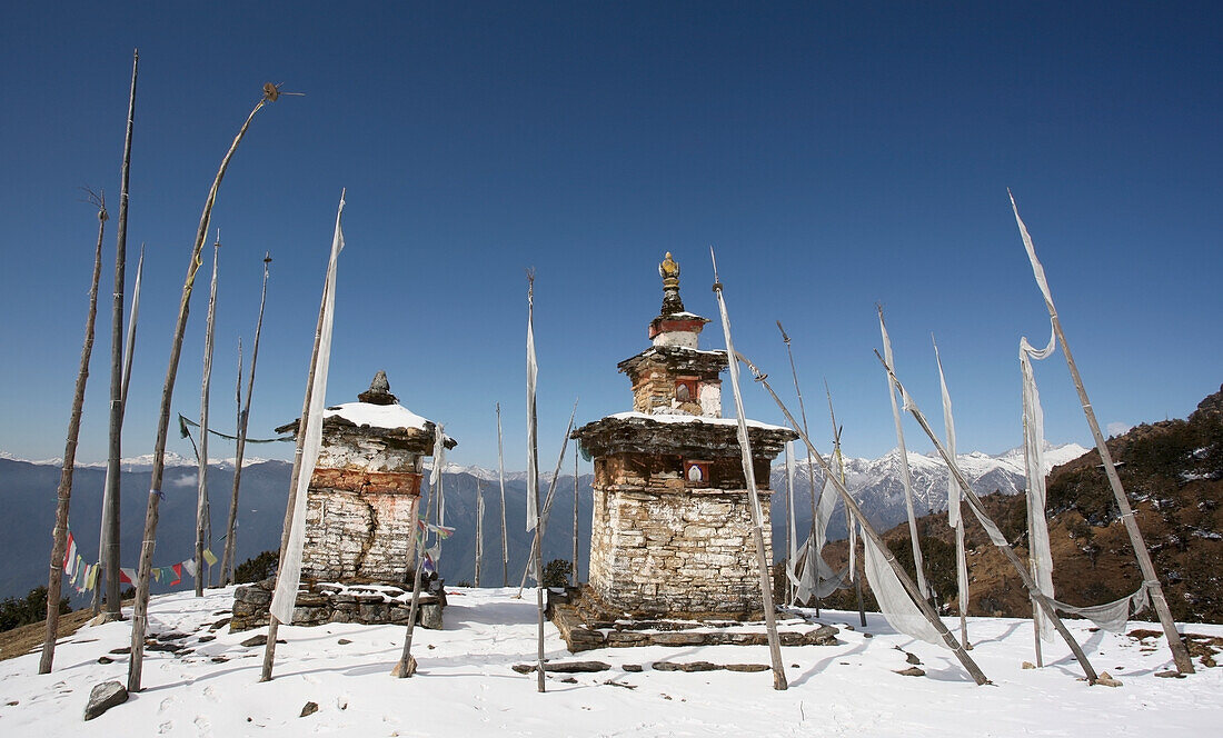 Kloster und Gebetsfahnen im Schnee über dem Paro-Tal, Bhutan