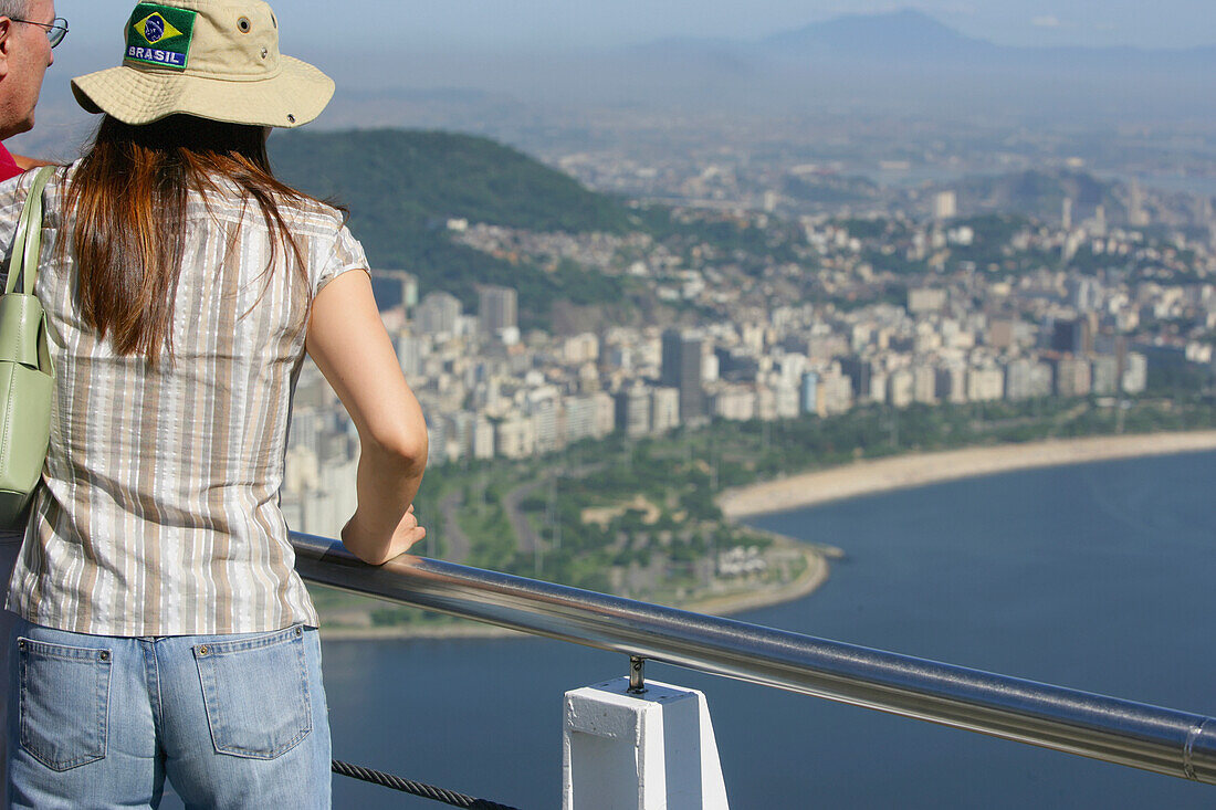 Touristen mit Blick auf die Aussicht vom Zuckerhut, Rio De Janeiro, Brasilien