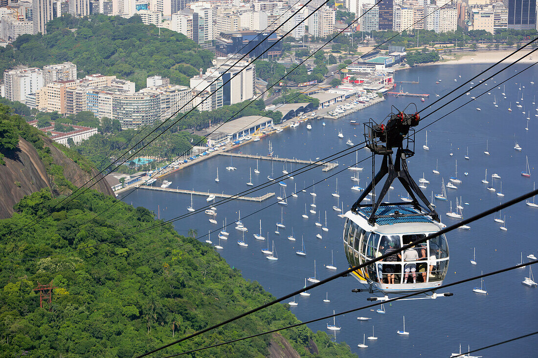 Blick vom Zuckerhut auf die Seilbahn, Rio De Janeiro, Brasilien