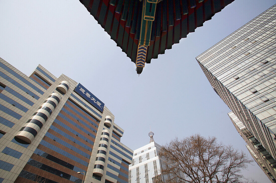 Traditionelle Gebäude und moderne Wolkenkratzer in Peking, China