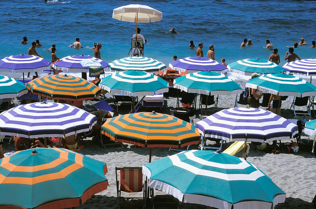 Menschen und Sonnenschirme am Strand von Monterosso