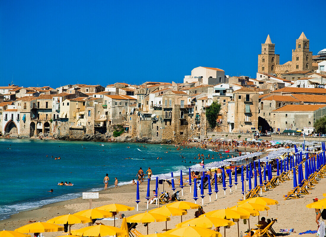 Menschen am Strand von Cefalu