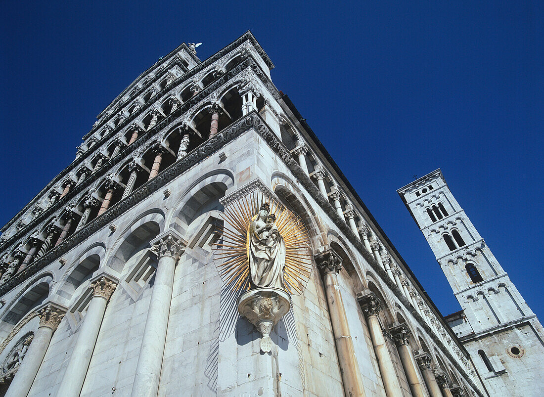 Basilika San Michele in Foro, niedriger Blickwinkel