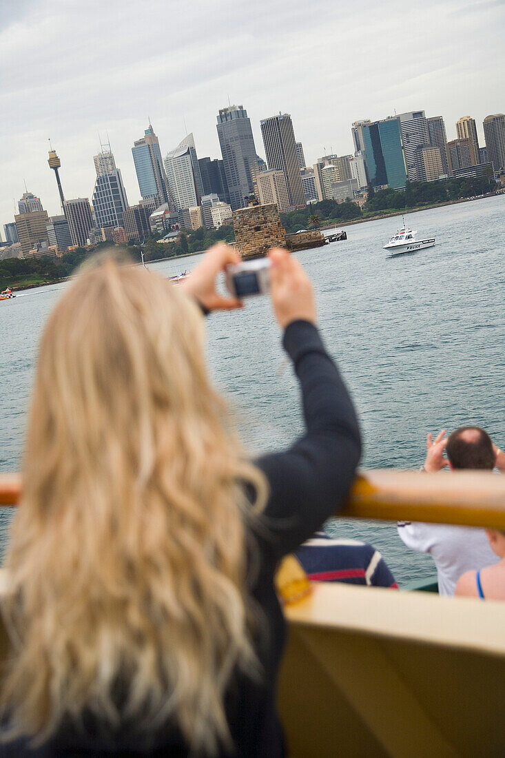 Frau fotografiert die Skyline von Sydney, Fokus auf Gebäude, Australien