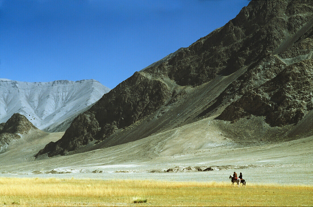 Einheimische Reiter im Pamir-Gebirge, Xinjiang, China