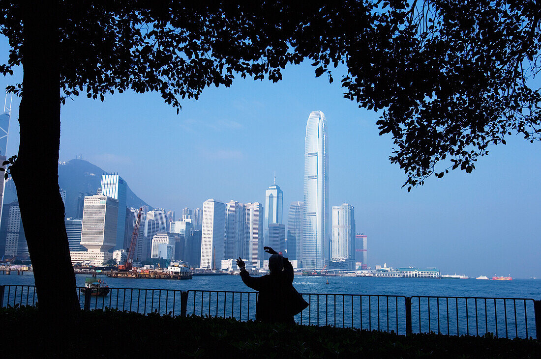 Silhouette einer Person, die Tai Chi im Waterfront Park macht, Rückansicht, Hongkong, China