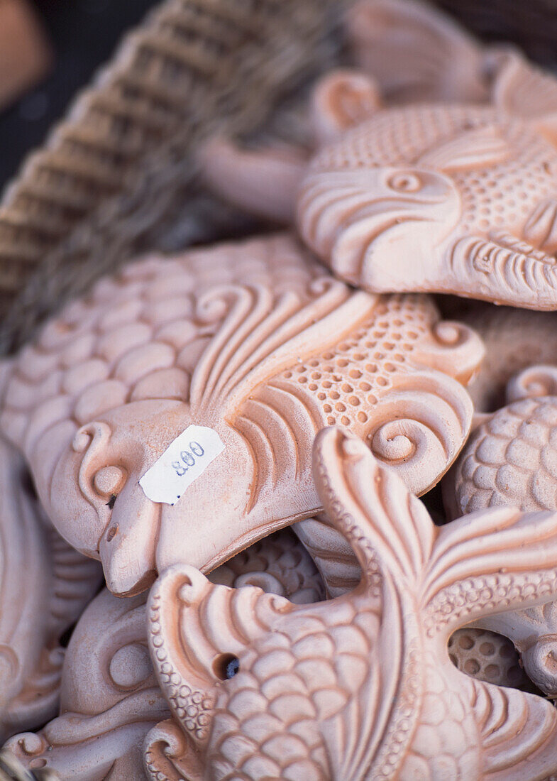 Töpferfisch zu verkaufen, Detail, Guardiagrele, Abruzzen, Italien.