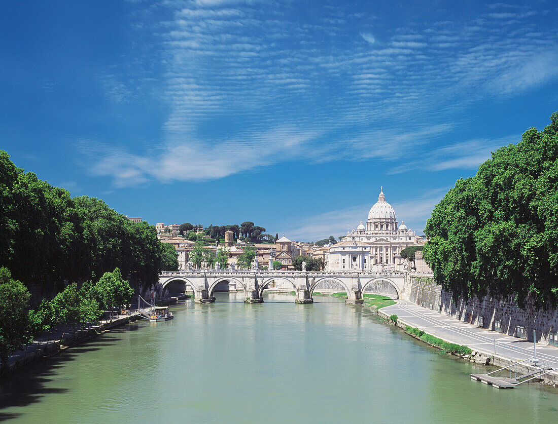 Blick den Tiber hinunter zum Petersdom, Vatikanstadt, Rom, Italien