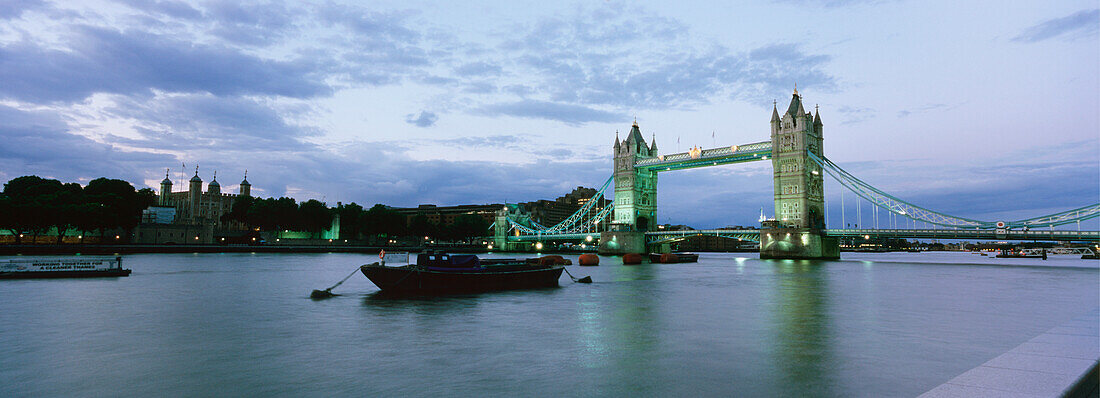 Tower Bridge in der Abenddämmerung, London,England,Großbritannien