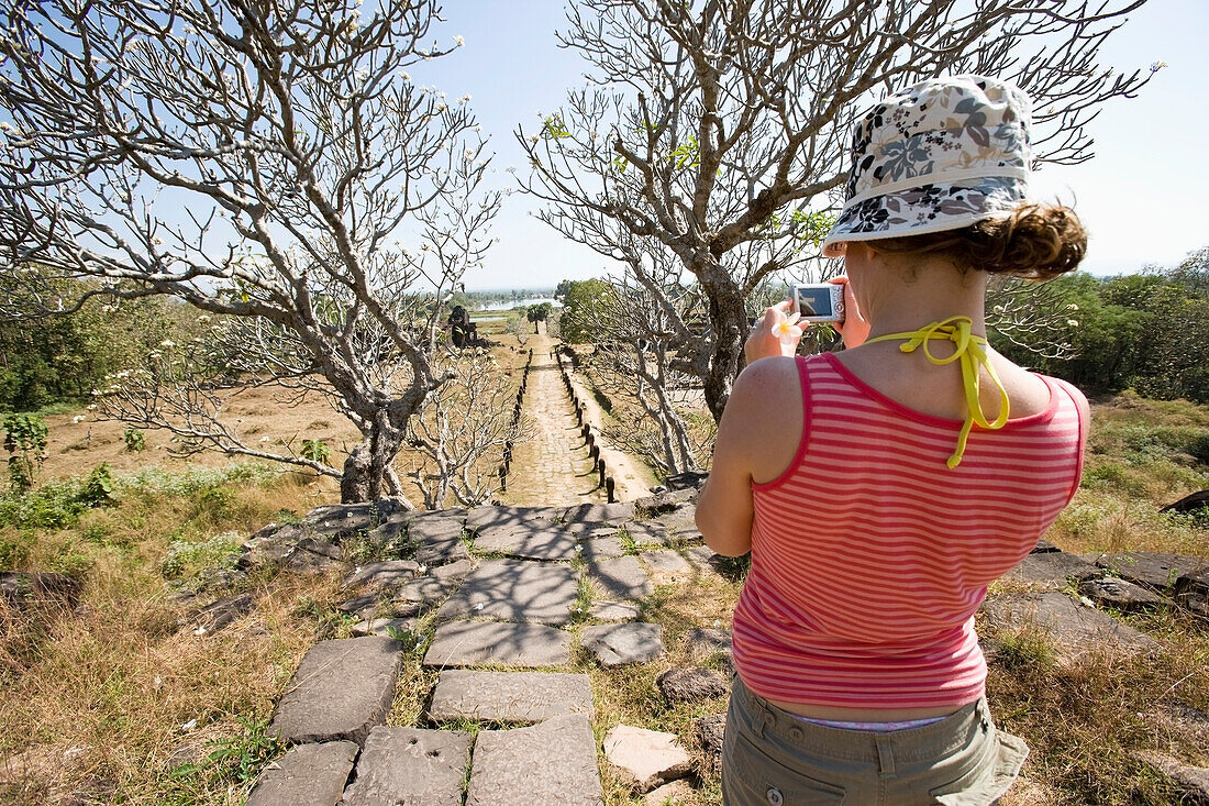 Tourist fotografiert die Ruinen des Wat Phu Champasak, Savannakhet, Südlaos