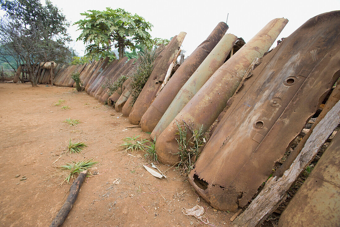 Zaun aus Streubombenhülsen von amerikanischen Bombardierungen zwischen 1964 und 1973, Hmong-Dorf in der Nähe von Phonsavan in Nordlaos