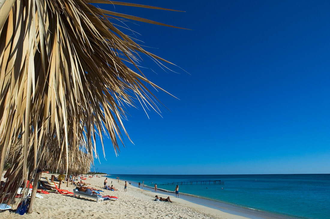 Touristen beim Entspannen am Strand von Ancon, Trinidad, Kuba