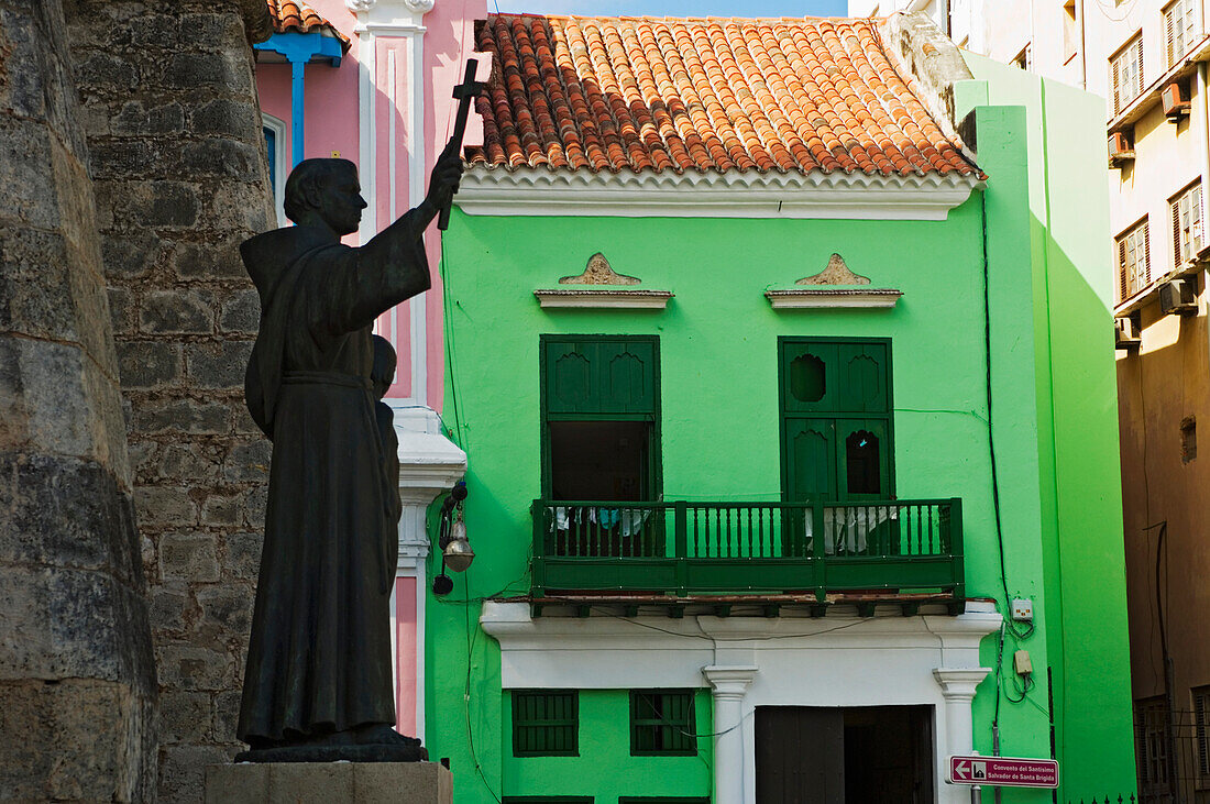 Heiligenstatue mit bunten Gebäuden im Hintergrund, Havanna, Kuba