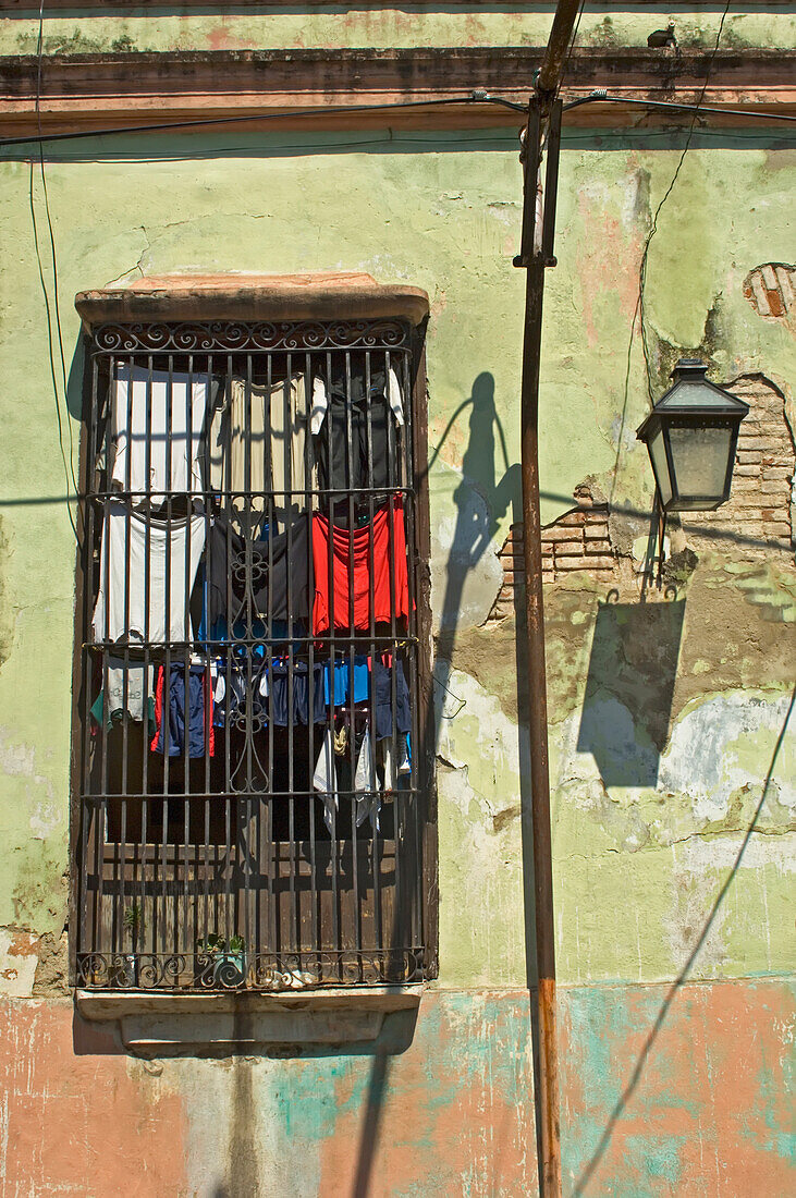 Wäsche trocknet im Fenster mit Gitter, Santiago De Cuba, Kuba