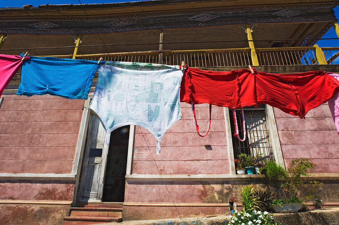 Wäsche trocknet auf der Wäscheleine vor dem Haus, Cayo Granma, Santiago Bay, Kuba