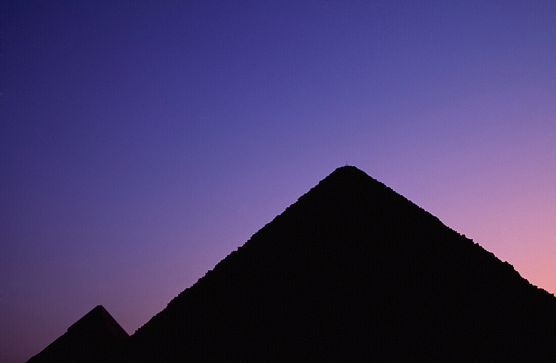 Pyramiden in Silhouette, Gizeh, Ägypten