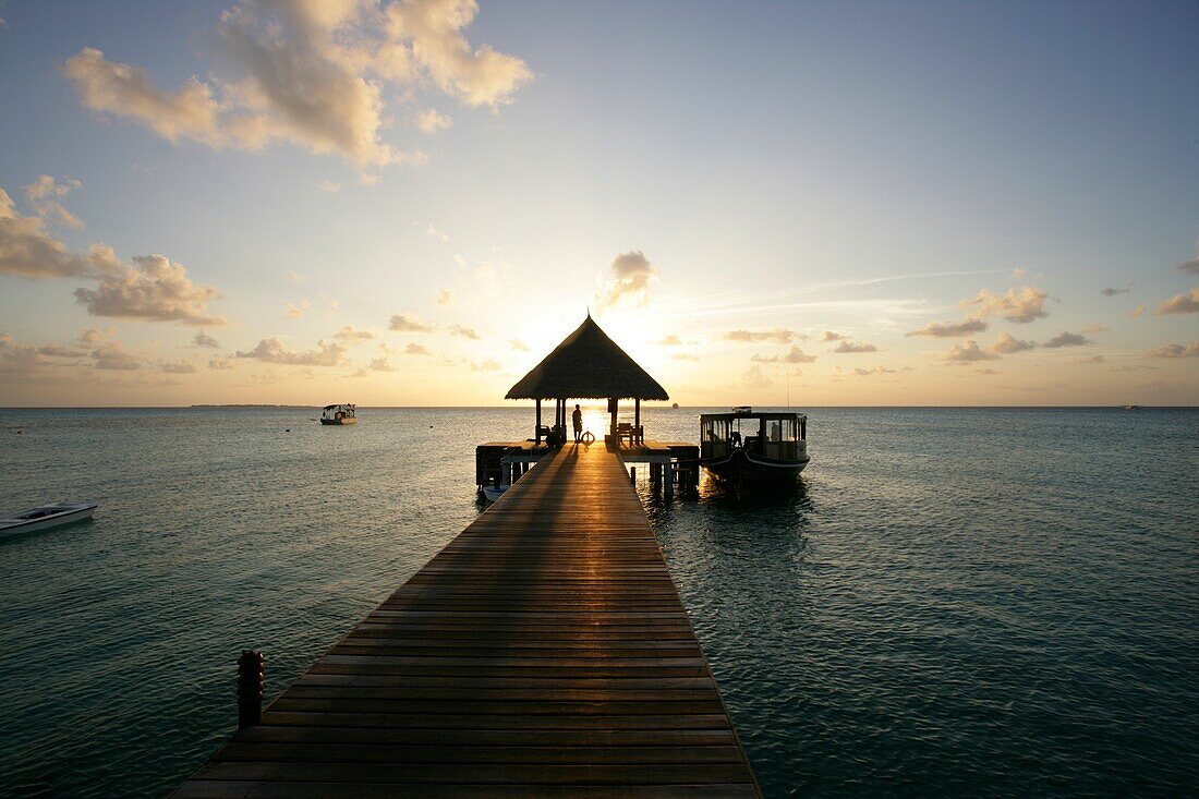 Holzsteg im Meer bei Sonnenuntergang, Dhuni Kolhu Island, Malediven