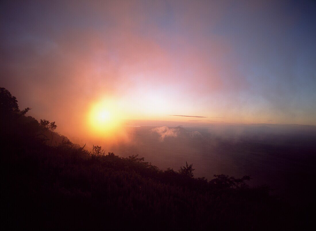 Sonnenaufgang vom Emporer's View auf dem Zomba Plateau, Malawi.
