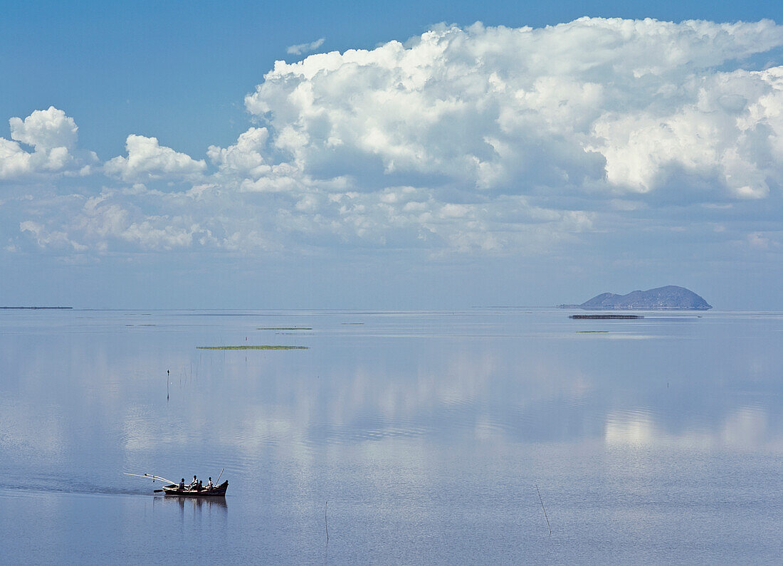 Fischerboot auf dem Rückweg zur Insel Chisi im Chilwa-See, Malawi