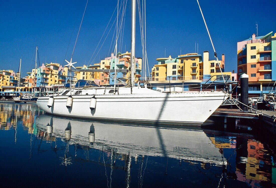Segelboot im Yachthafen von Albufeira, Algarve, Portugal.