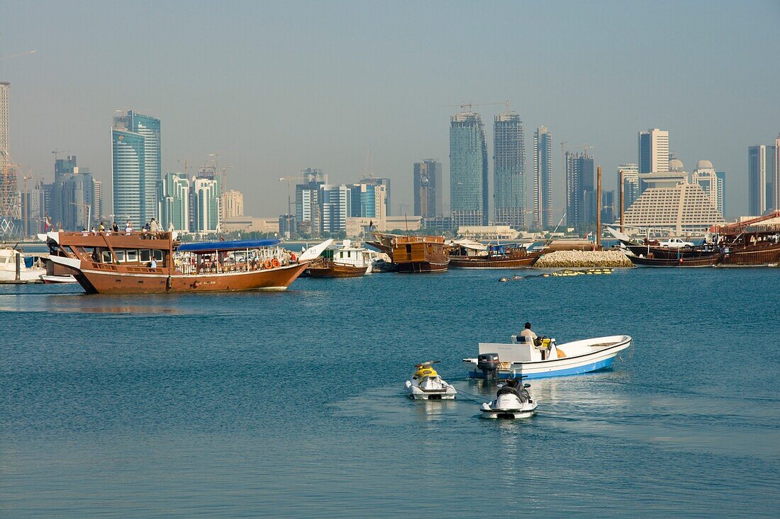 Skyline der Bucht von Doha mit Hafen, Doha, Katar