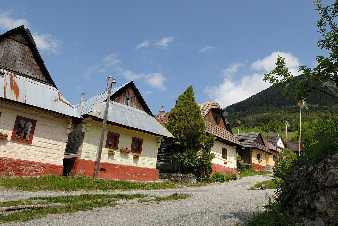 Hütten im Dorf Vlkolinec, Slowakei