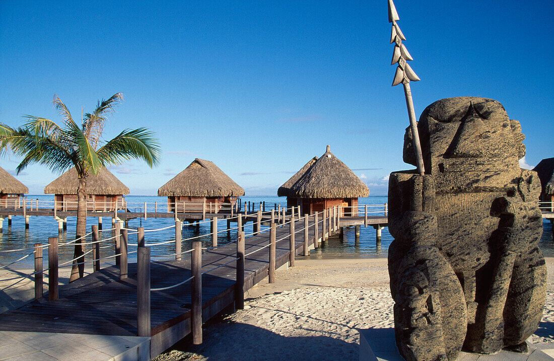 Hütten im Meer. Moorea Pearl Beach,Moorea. Französisch-Polynesien.