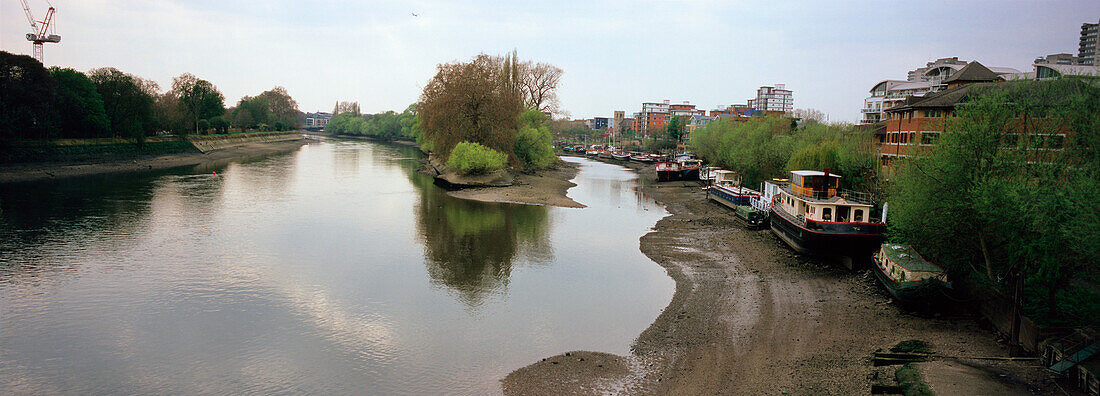 Blick auf die Themse von der Kew-Brücke nach Westen, Kew, West London, England, Großbritannien