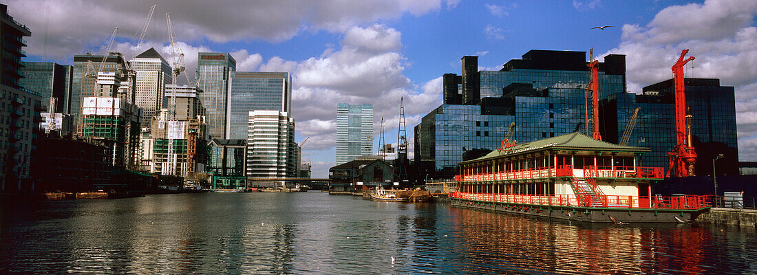 Schwimmendes chinesisches Restaurant mit Canary Wharf im Hintergrund, London,England,Großbritannien