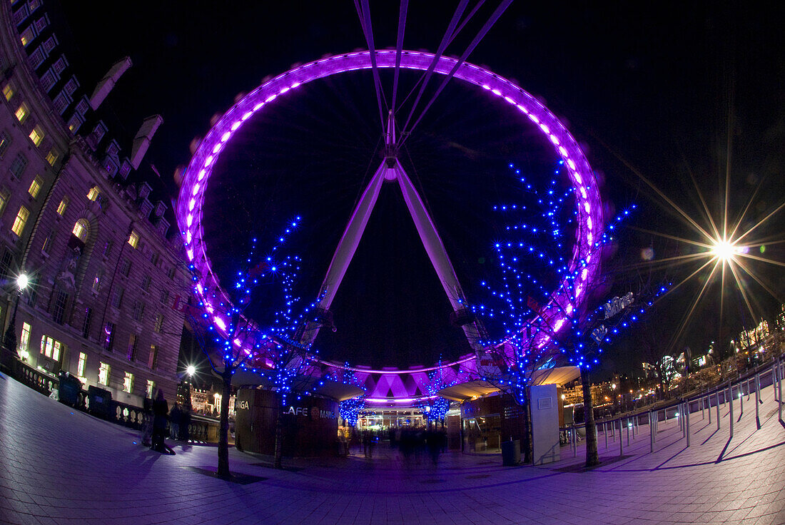 London Eye bei Nacht, Weitwinkelobjektiv, London,Vereinigtes Königreich