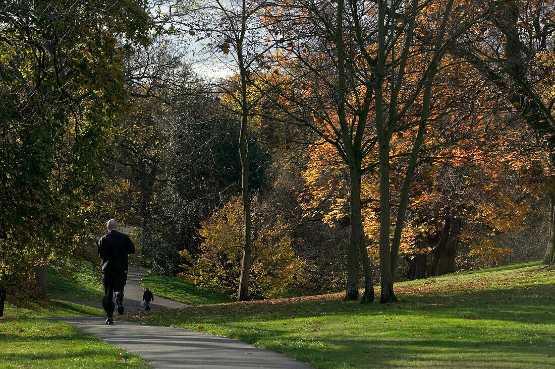 Mann joggt im Greenwich Park, London,Großbritannien