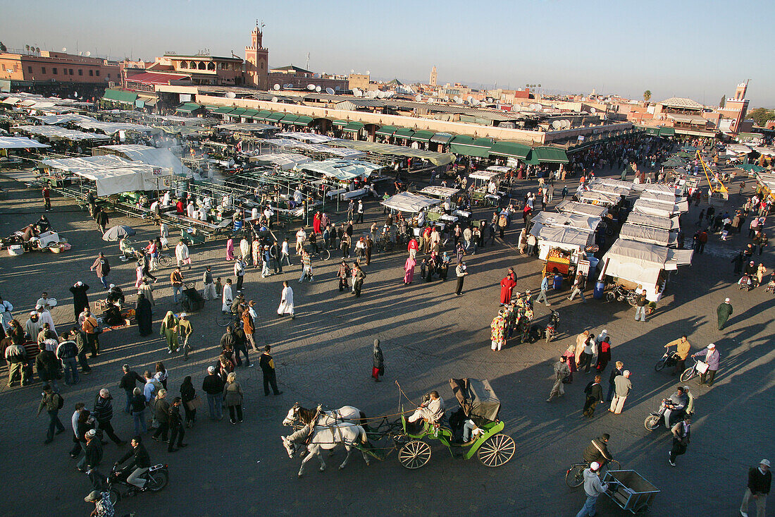 Menschen auf dem Djamaa El Fna-Platz, Marrakesch, Marokko