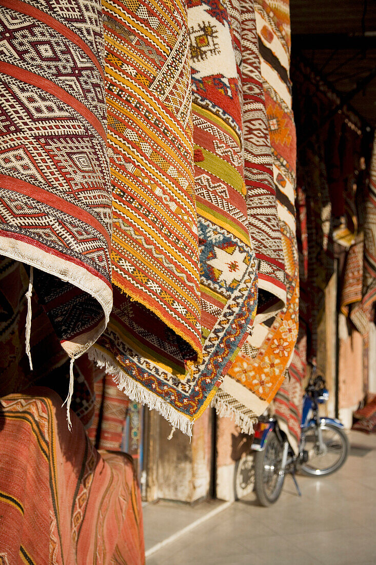 Hängende Teppiche auf dem Markt, Marrakesch, Marokko