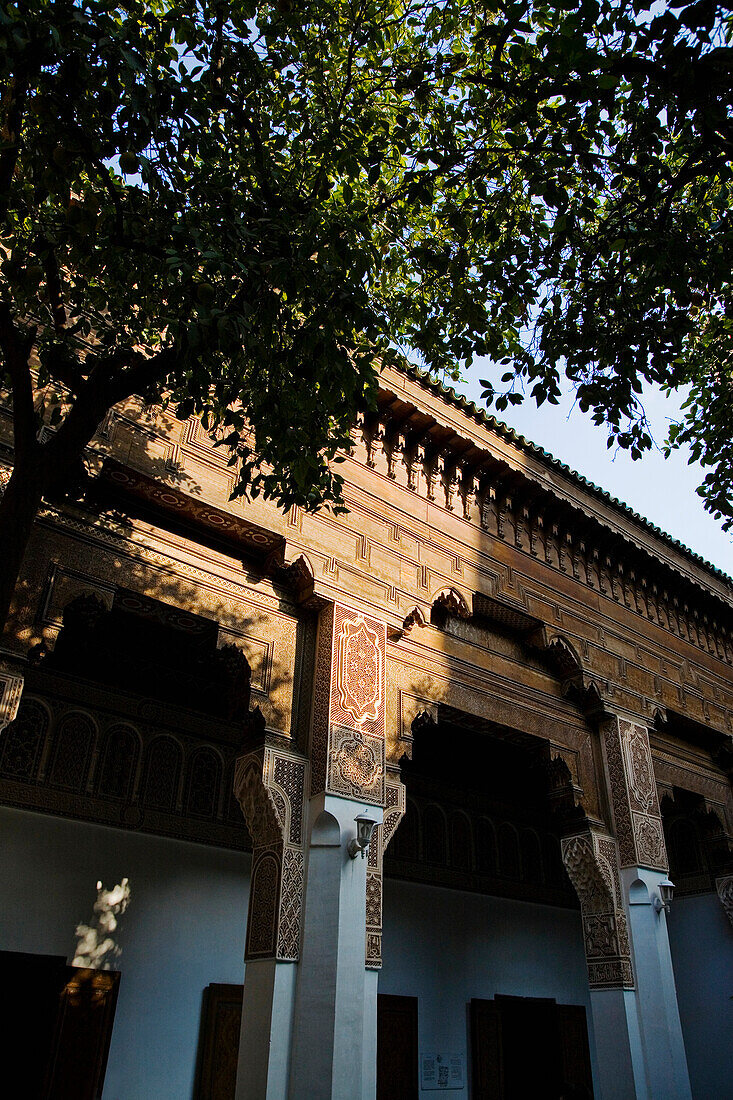 Getrübtes Sonnenlicht im Innenhof des Bahia-Palastes, Marrakesch, Marokko