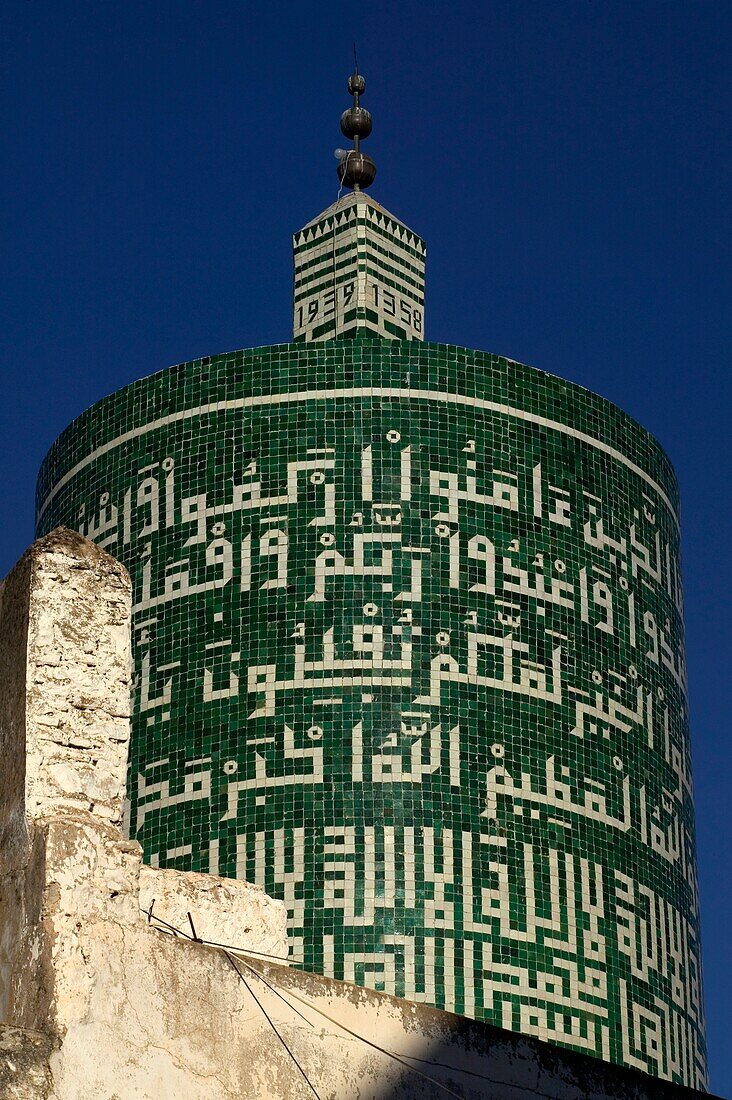 Minarett mit kufischer Mosaikschrift, Moulay Idriss,Marokko