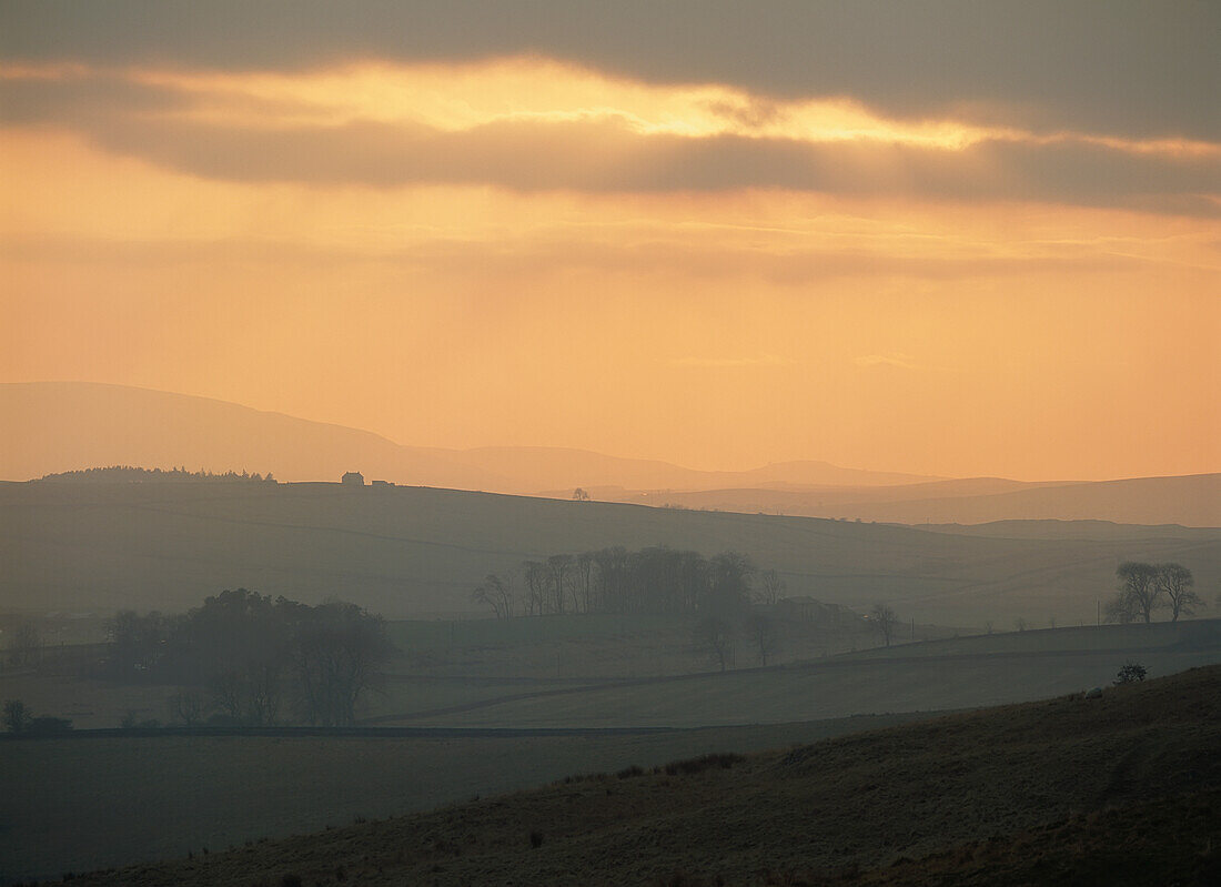 Landschaft in der Abenddämmerung in der Nähe von Once Brewed, Northumberland,England,Großbritannien