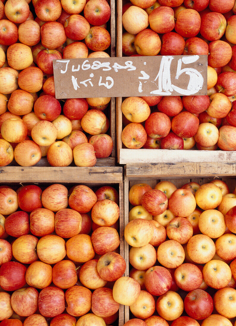 Detail von roten/gelben Äpfeln auf einem Markt, Punta Del Este, Uruguay