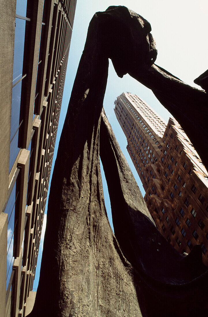 Dinoceras-Skulptur und General Electric Gebäude in Midtown Manhattan, New York City, New York, USA