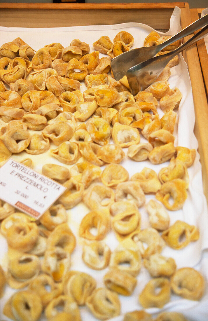 Ricotta-Tortellini zum Verkauf in einem Delikatessengeschäft