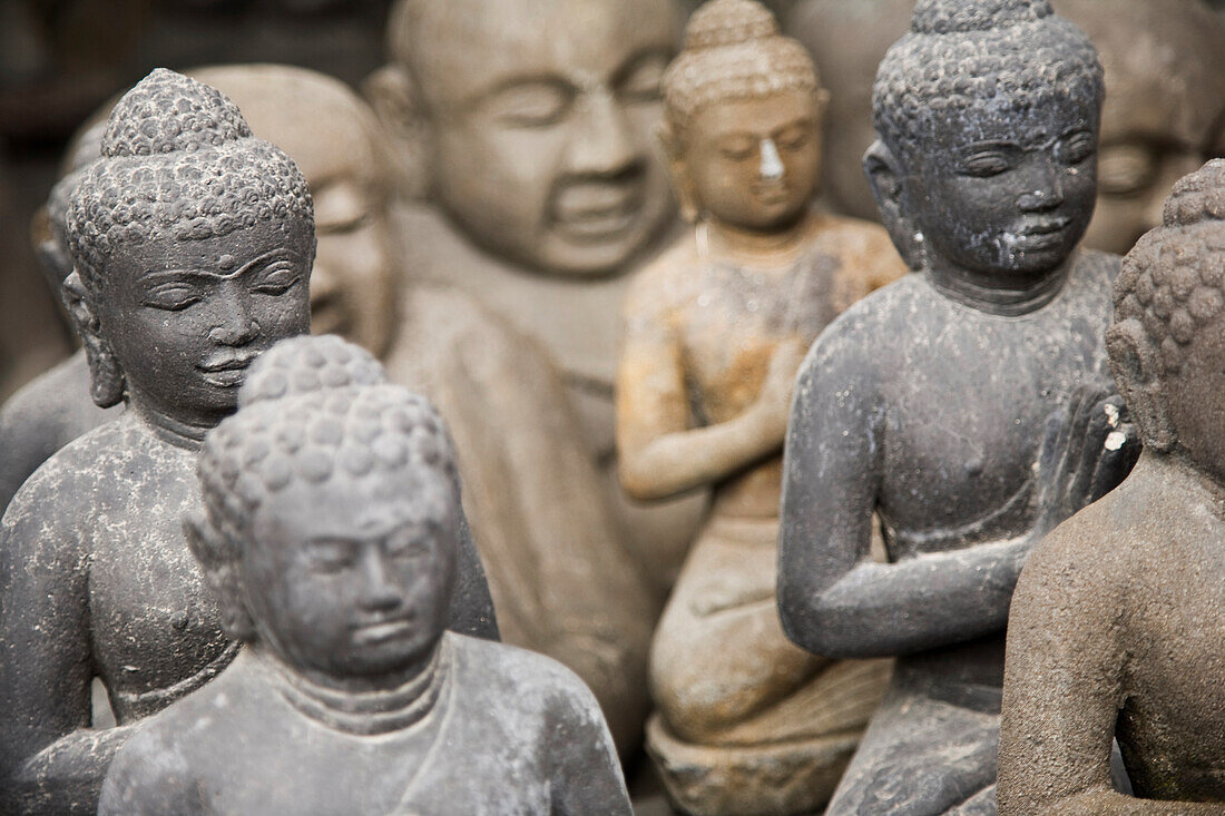 Nahaufnahme von Statuen in einem Geschäft in der Nähe von Ubud