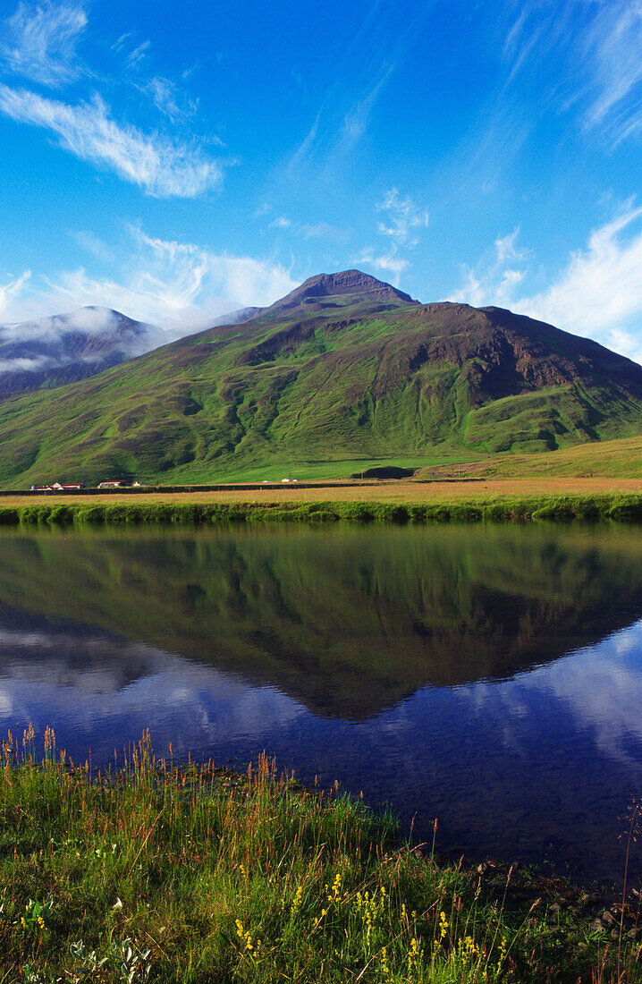 Berg, der sich im Wasser spiegelt