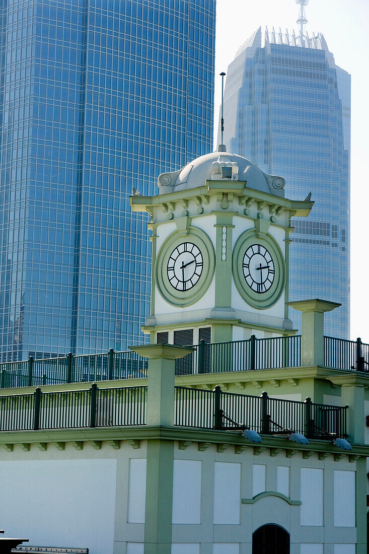 Uhrenturm im Star-Ferry-Hafen