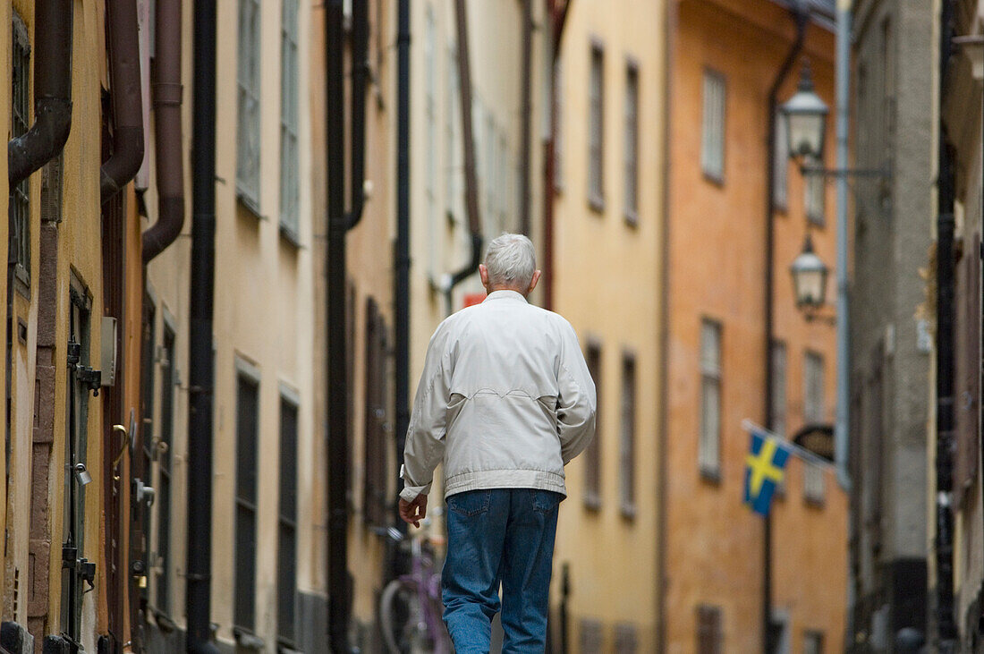 Mann zu Fuß in der Altstadt, Rückansicht, Stockholm, Schweden