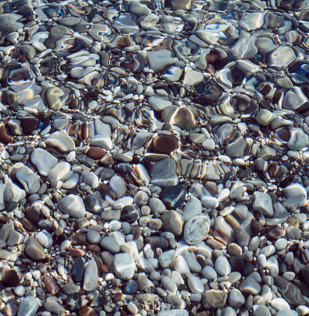 Kieselsteine unter Wasser, Türkisküste, Türkei